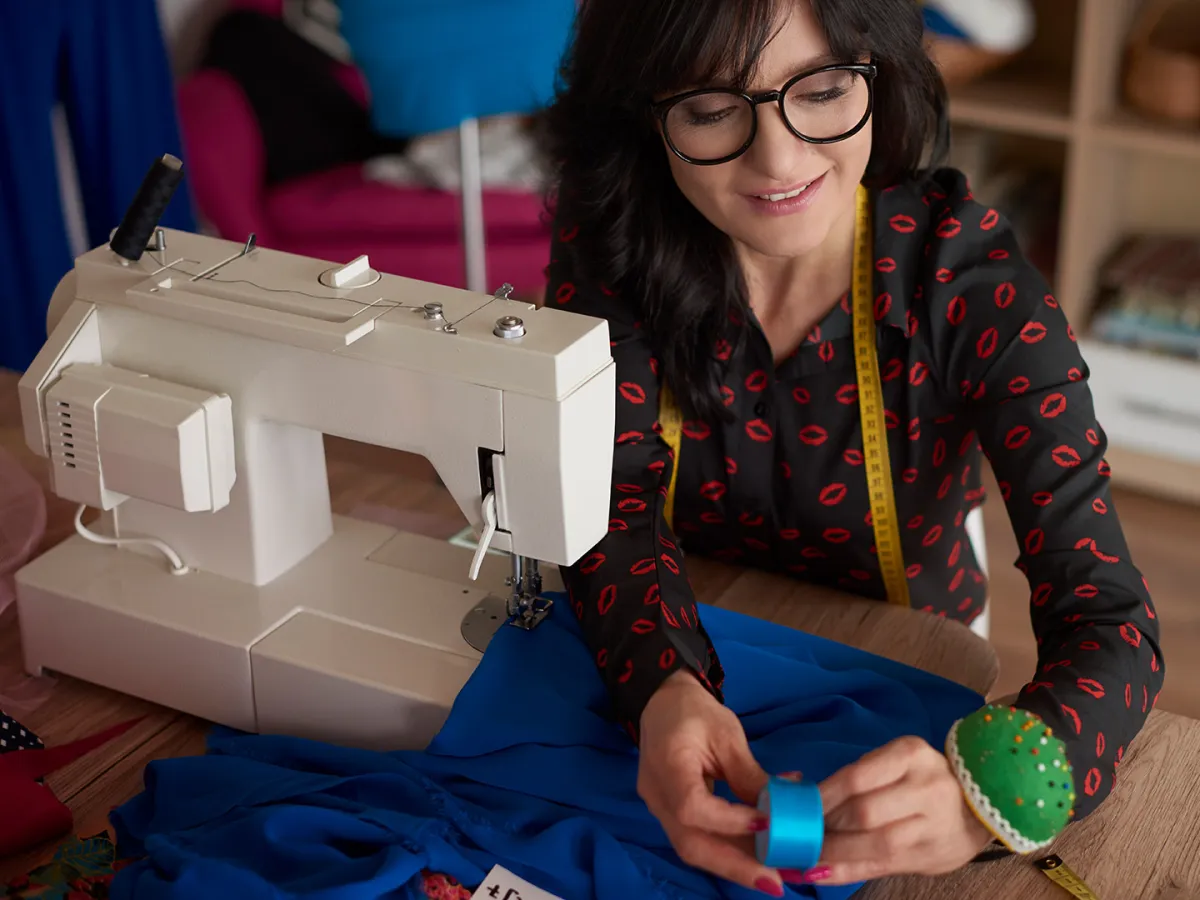 تفسير حلم إصلاح الملابس في المنام