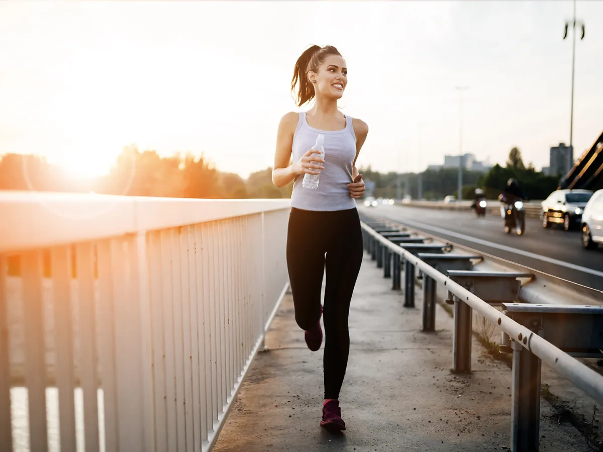 امرأة تمارس رياضة المشي