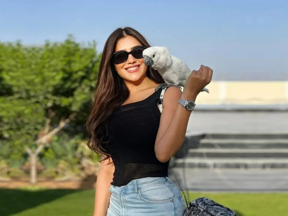 مي عمر بساعة معدنية بميناء كبيرة- الصورة من حسابها الرسمي على إنستغرام