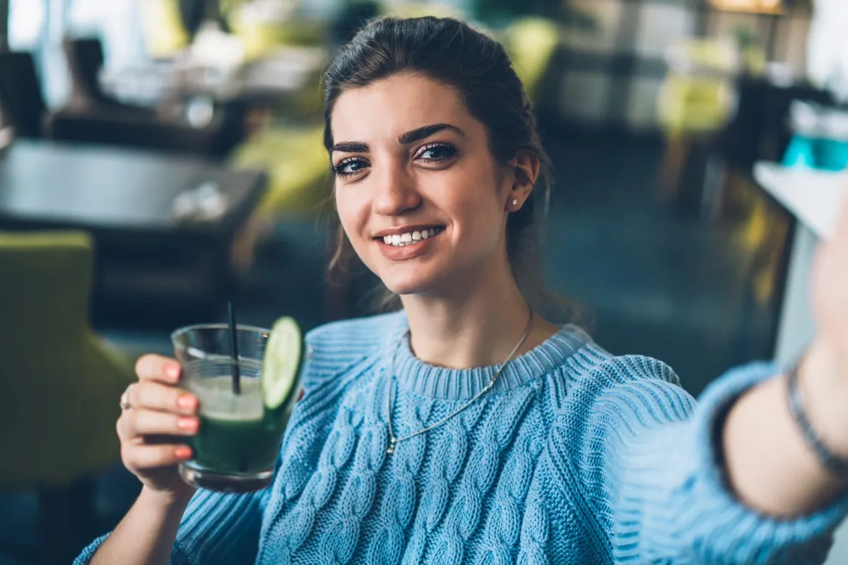صورة امرأة تشرب عصير الخيار