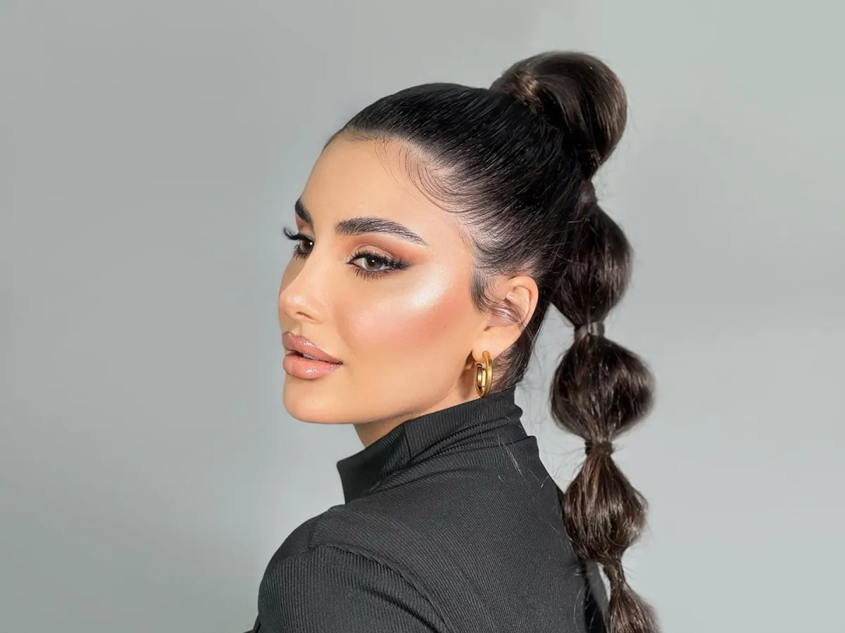 امرأة بتسريحة شعر ذيل الحصان بأسلوب مبتكر