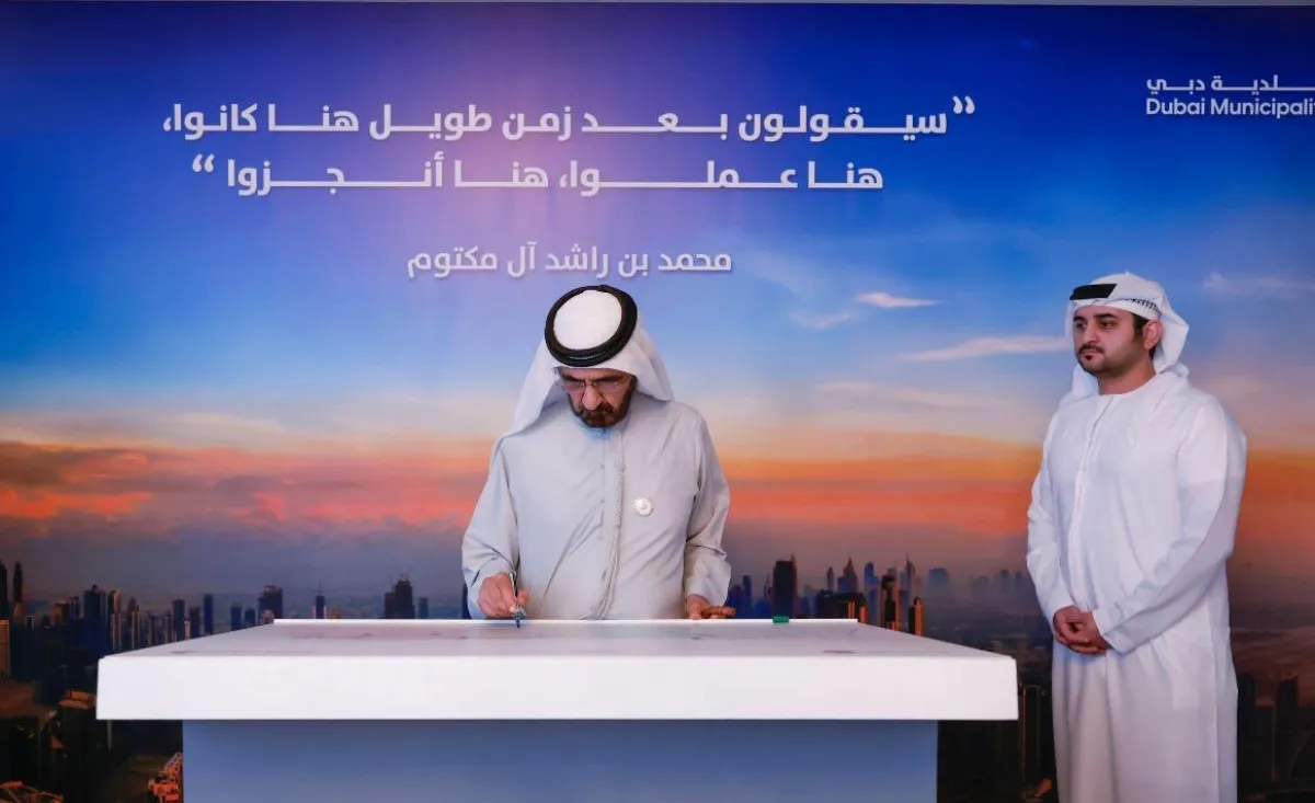 الشيخ محمد بن راشد أثناء اعتماده مشروع تصريف. الصورة من الحساب الرسمي للشيخ محمد على منصة x