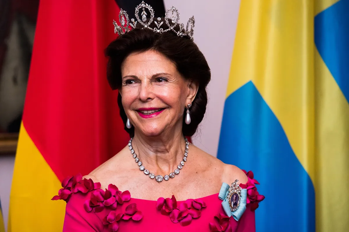 الملكة سيلفيا ملكة السويد ترتدي طقماً ملكياً مرصعا بالألماس في أحد المناسبات المهمة