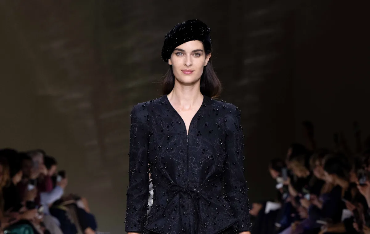 مجموعة أرماني بريفيه للأزياء الراقية خريف وشتاء 2024 خلال أسبوع الموضة في باريس - الصورة من مكتب العلاقات العامة للعلامة