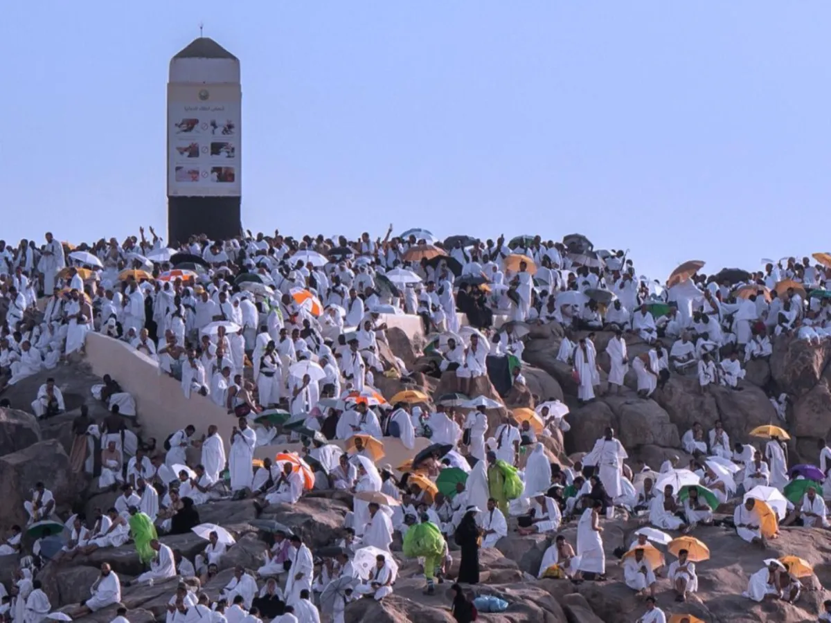 الحجاج يتوافدون إلى صعيد عرفات لأداء ركن الحج الأعظم - الصورة من حساب وزارة الحج والعمرة على منصة إكس