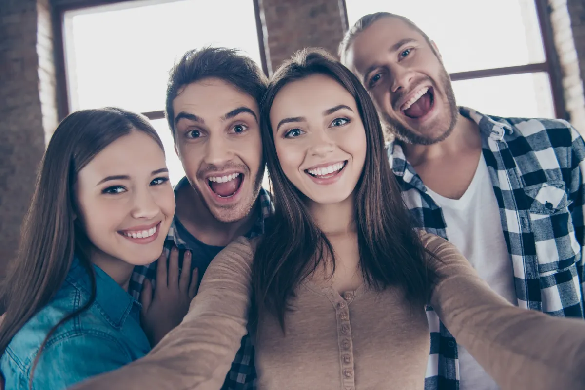 أي نوع من الأصدقاء أنت بحسب برجك 