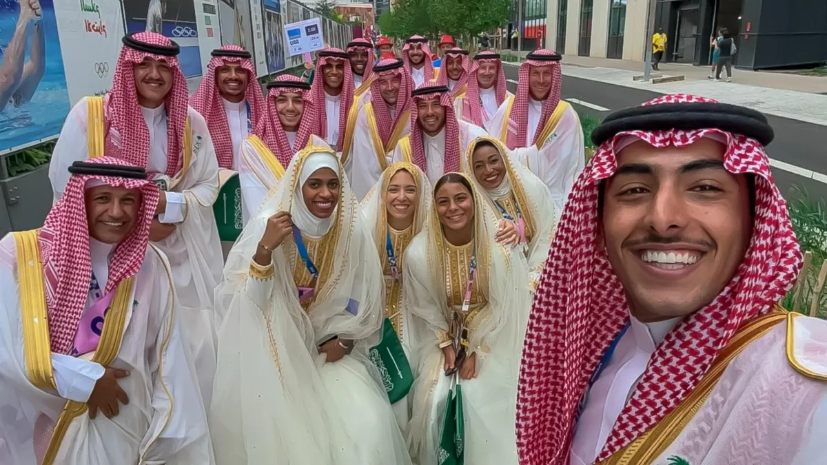 بالزي السعودي.. بعثة المملكة ترفع رايات السعودية في سماء أولمبياد باريس - الصورة من حساب للجنة الأولمبية والبارالمبية السعودية على إكس