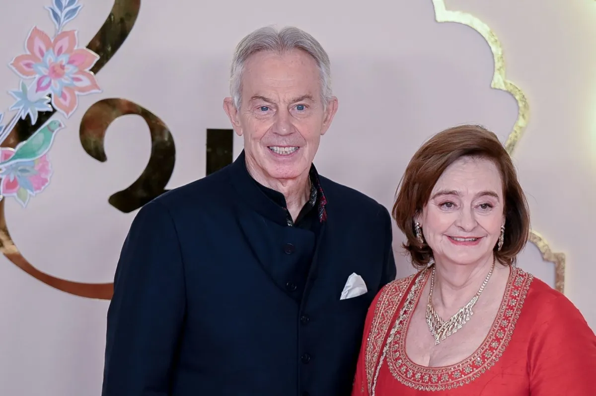 توني بلير مع زوجته شيري بلير في حفل زفاف أنانت أمباني وراديكا ميرشانت في مومباي (Tony Blair with his wife Cherie Blair at he wedding ceremony of Anant Ambani and Radhika Merchant in Mumbai). مصدر الصورة: Punit PARANJPE and Punit PARANJPE / AFP