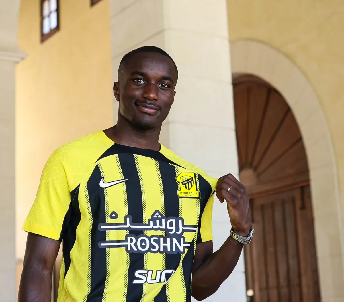 موسى ديابي رسمياً في صفوف الاتحاد السعودي حاملا الرقم 19 - الصورة من حساب نادي الاتحاد السعودي على إكس