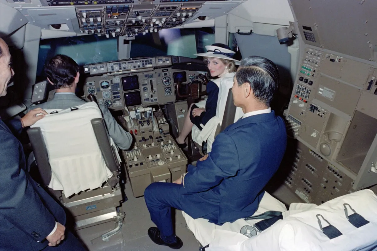 ديانا أميرة ويلز وتشارلز أمير ويلز في أكاديمية الطيران بالقرب من مطار طوكيو الدولي (Diana, Princess of Wales and Charles, Prince of Wales at a flight academy near Tokyo International airport). مصدر الصورة: Naohiro KIMURA / AFP