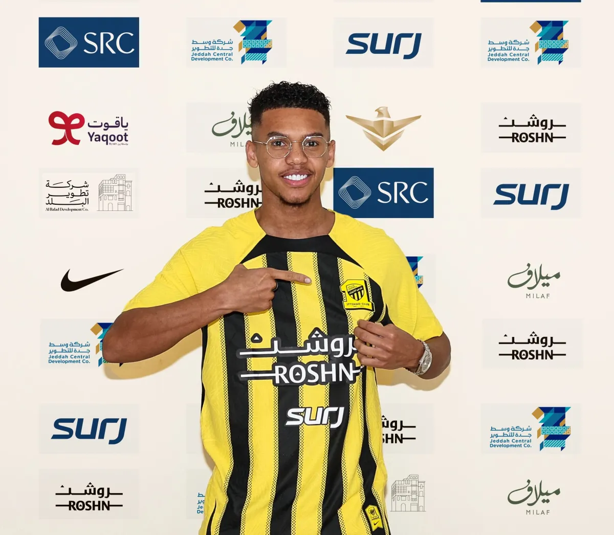 معاذ فقيهي يوقع للاتحاد السعودي لـ4 مواسم ويرتدي القميص رقم 42 - الصورة من حساب نادي الاتحاد السعودي على منصة إكس