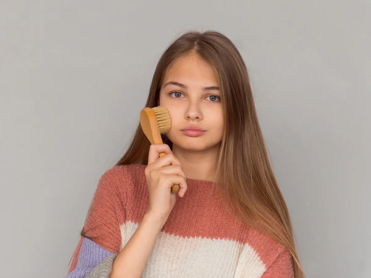 صورة لمراهقة تستعمل ادوات تنظيف البشرة