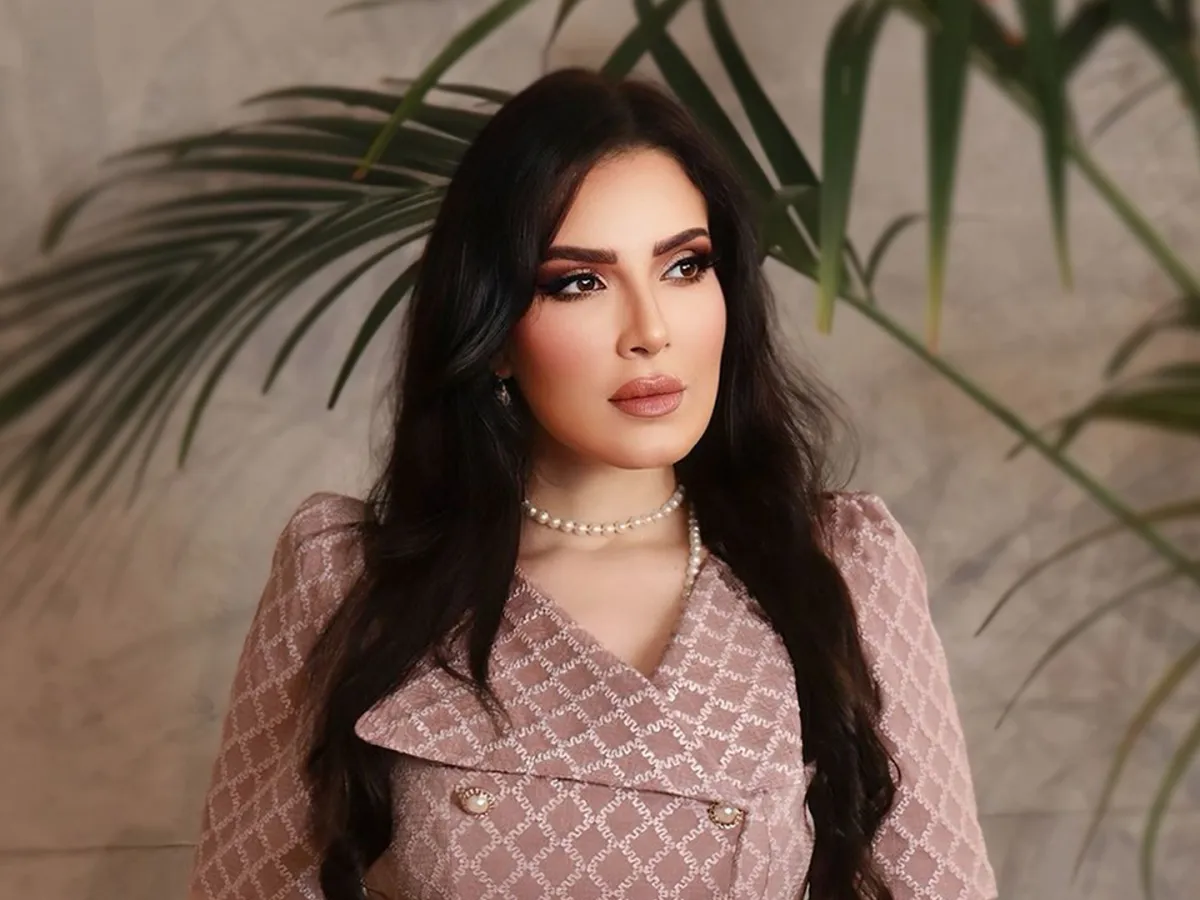 هبة الدري بمكياج وردي 