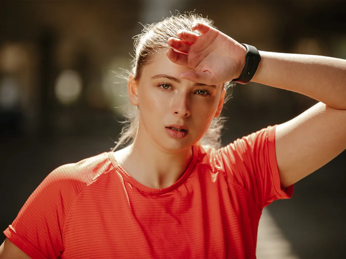 امرأة تشعر بالحرارة