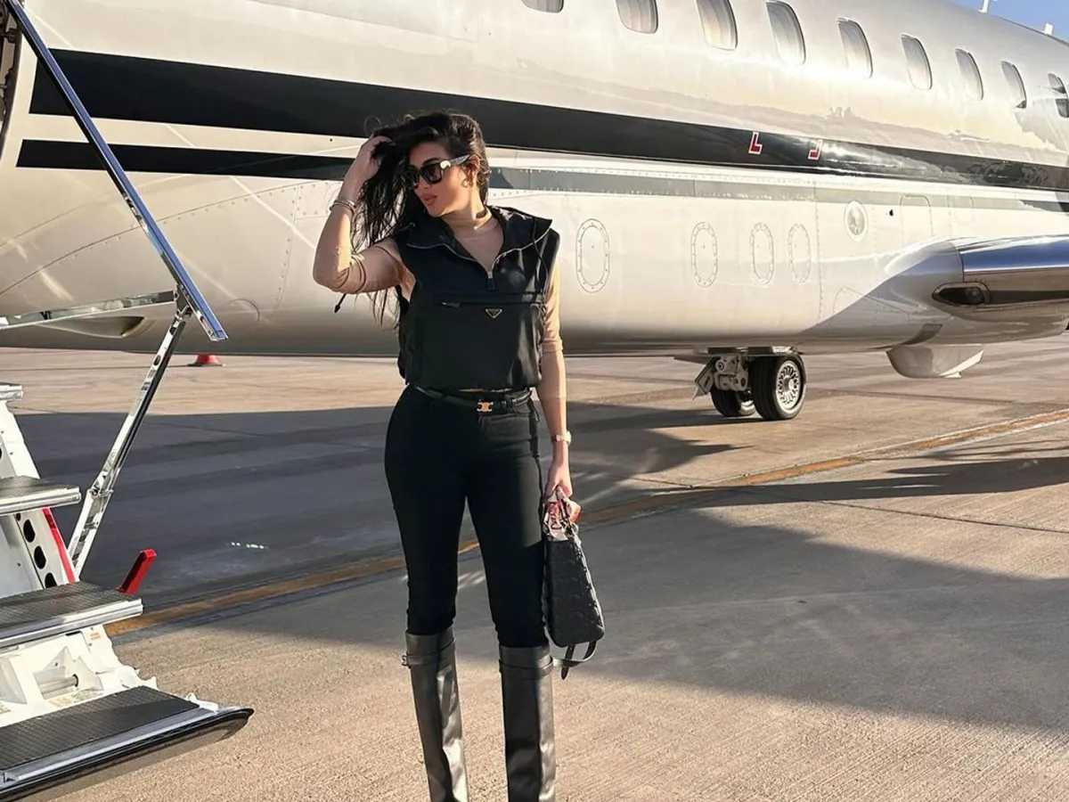 ياسمين صبري بإطلالة سوداء أثناء السفر - الصورة من انستجرام ياسمين صبري