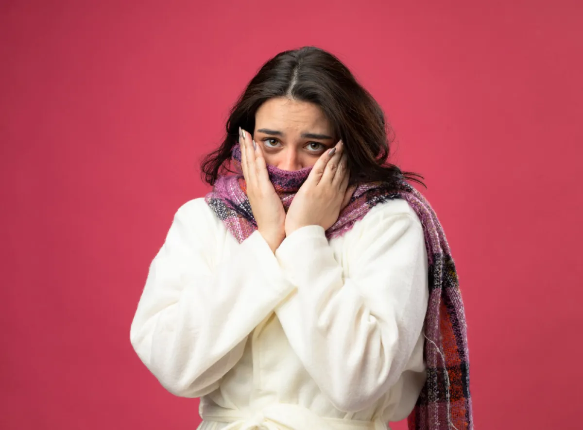 امرأة تشعر بالبرد