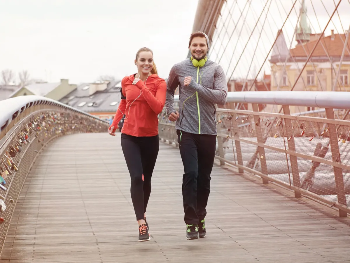 رياضة المشي تشدّ البطن وتعمل على التخلص من الدهون المتراكمة-  Image by freepik