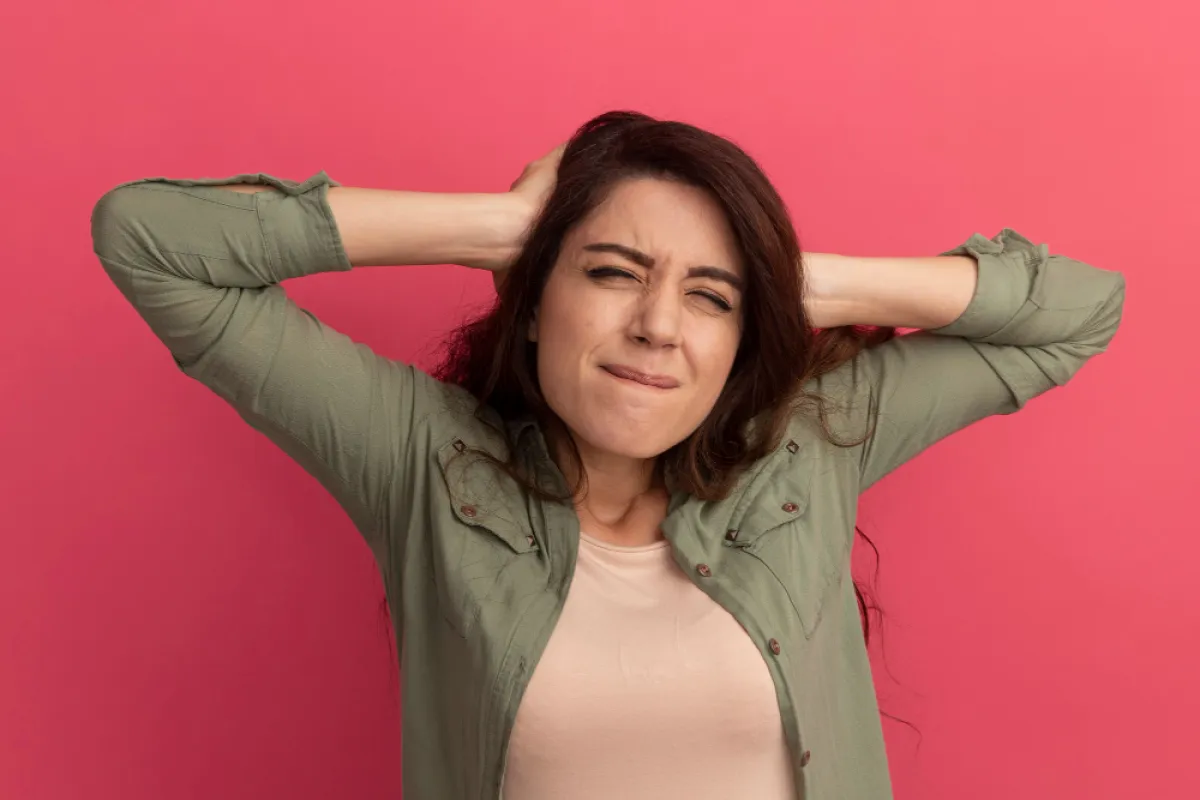 امرأة تشعر بتنميل الرأسِ