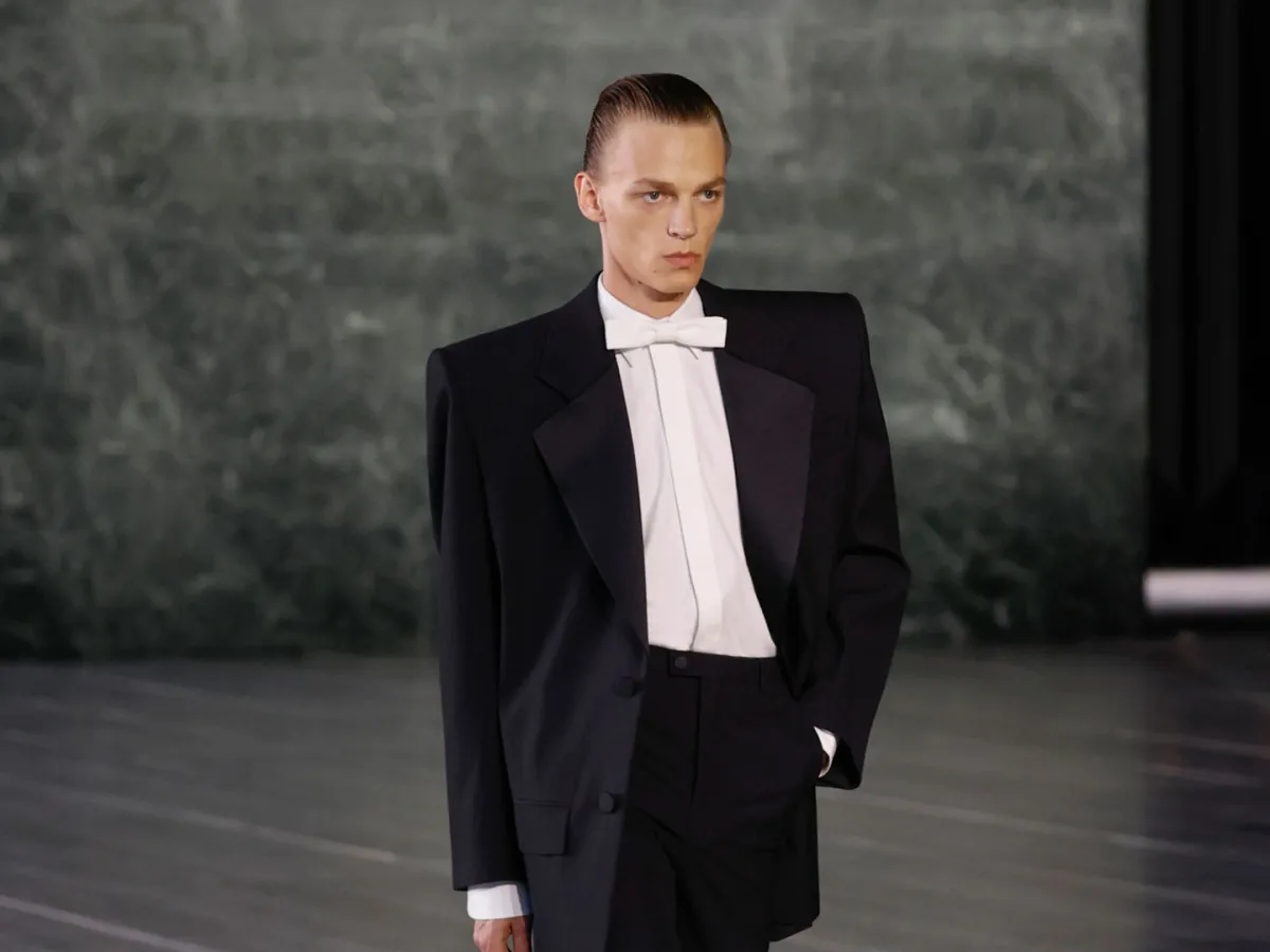 بدلة من سان لوران Saint Laurent - الصورة من Launchmetrics/Spotlight ©