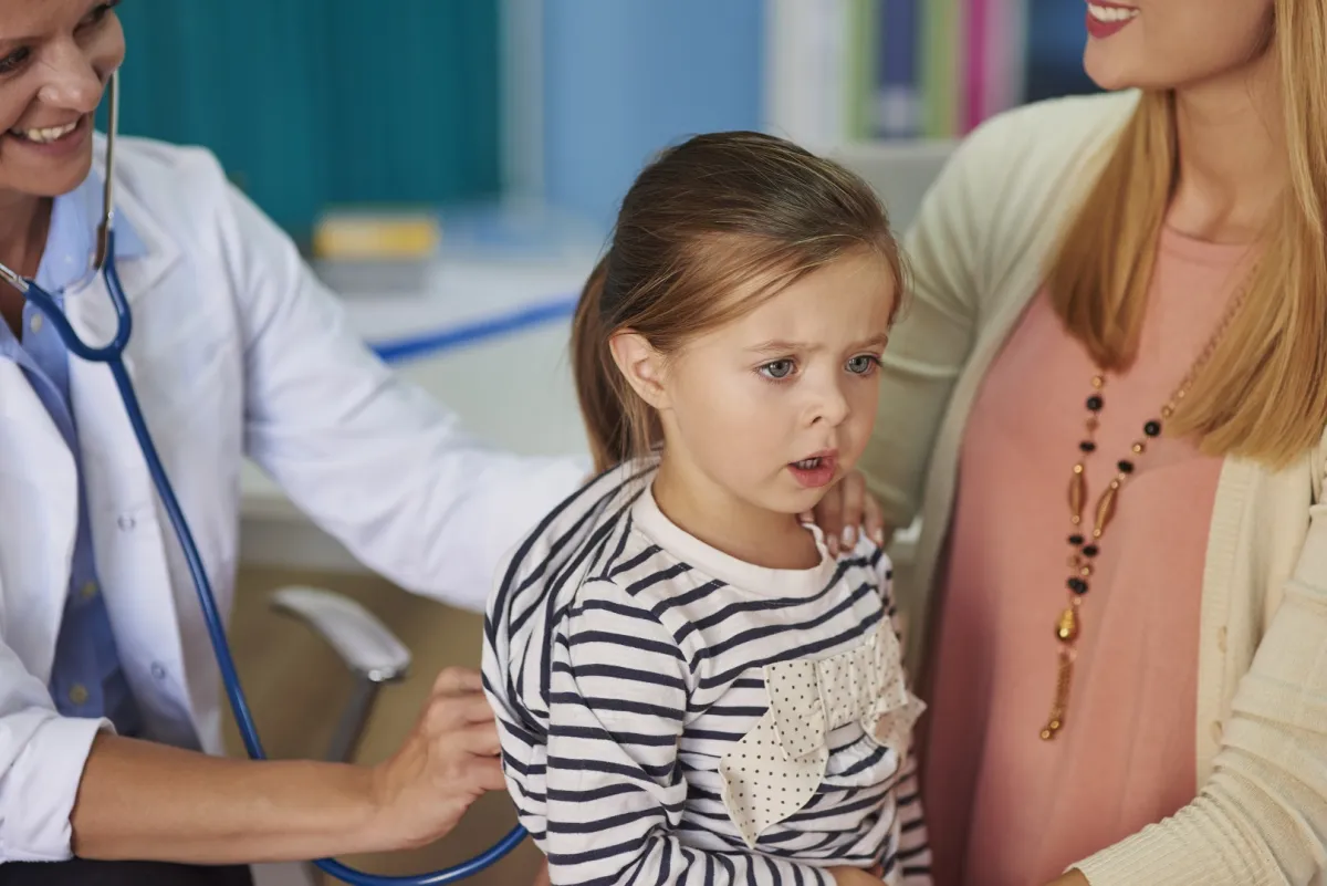 صورة لطبيبة تفحص طفلة 