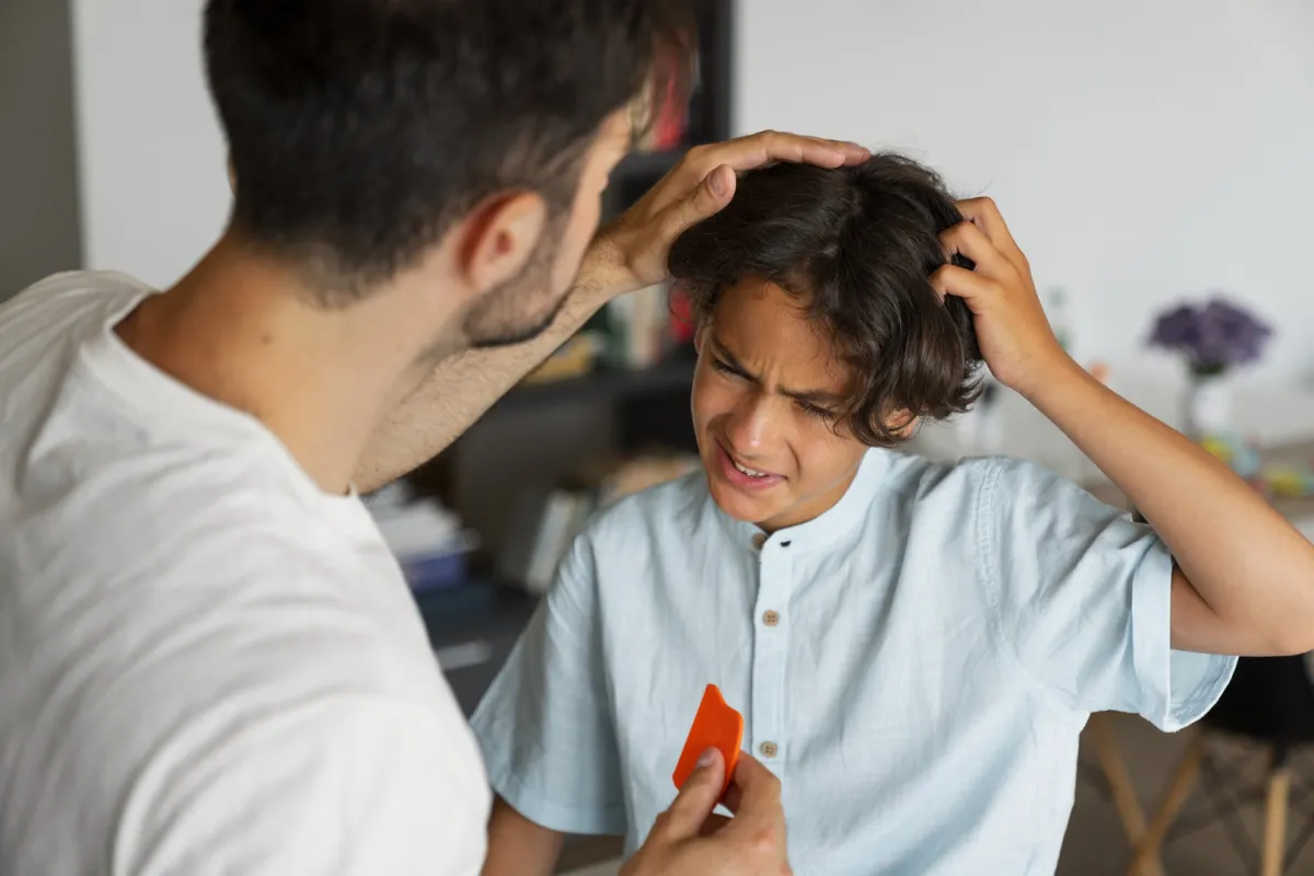 صورة لطفل يشعر بألم في رأسه