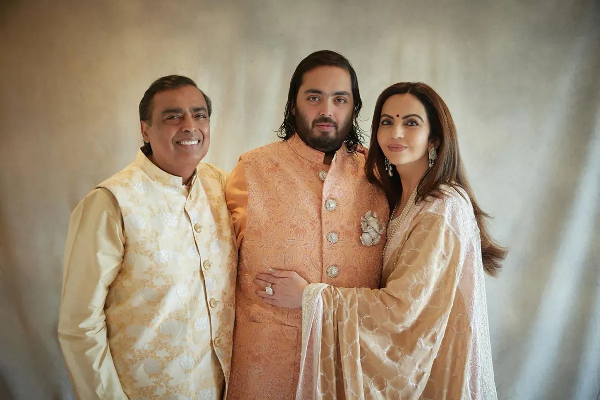 موكيش أمباني وزوجته نيتا أمباني مع ابنهما أنانت أمباني في جامناجار (Mukesh Ambani and his wife Nita Ambani with their son Anant Ambani  in Jamnagar). مصدر الصورة: Reliance / AFP
