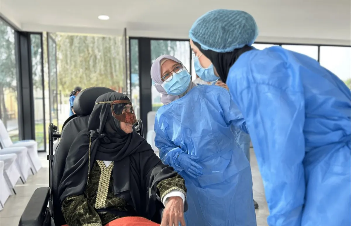 رعاية كبار السن نفسيًّا وصحيًّا في الشارقة. الصورة من مكتب الشارقة الإعلامي