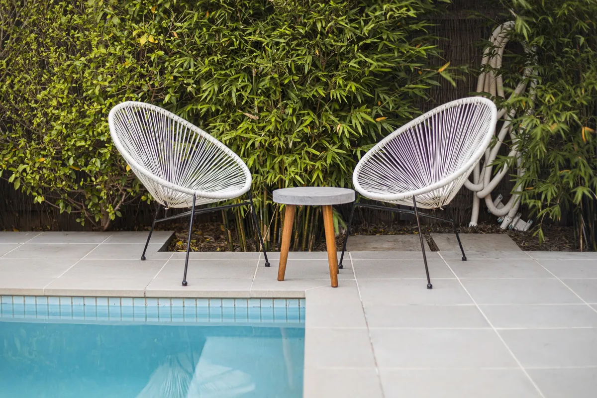 زوجان من الكراسي، بالقرب المسبح الخارجي