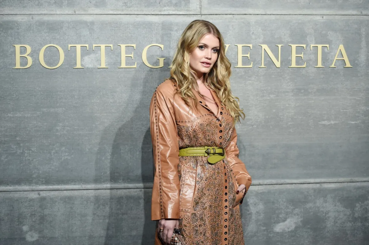 ليدي كيتي سبنسر في بورصة نيويورك في مدينة نيويورك (Lady Kitty Spencer at New York Stock Exchange in New York City). مصدر الصورة:  Dimitrios Kambouris/Getty Images for Bottega Veneta/AFP