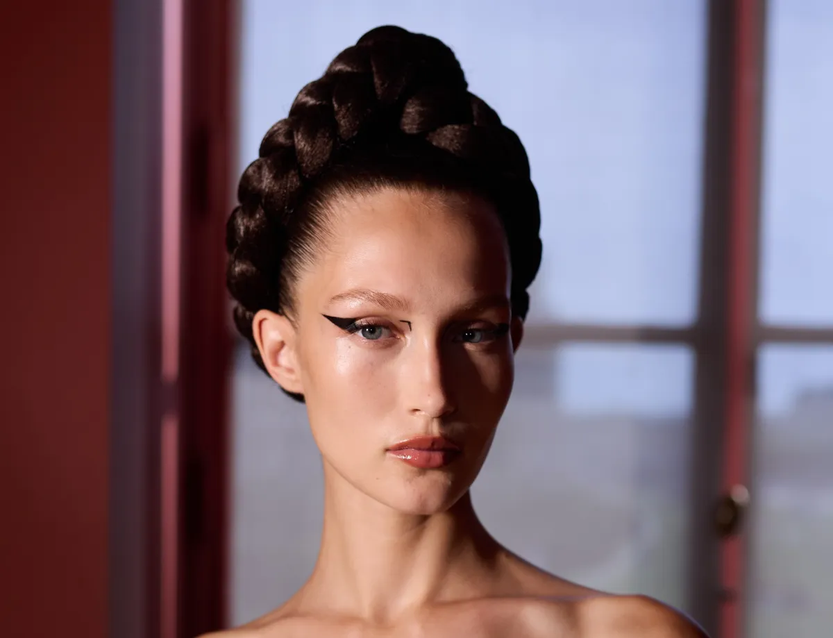 تسريحات شعر خريف وشتاء 2024-2025 من أسبوع الموضة للهوت كوتور في باريس