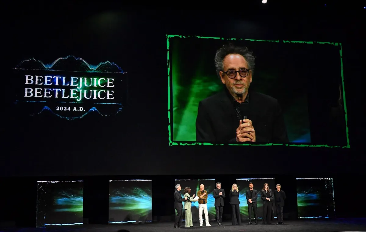 مايكل كيتون، تيم بيرتون، كاثرين أوهارا، جاستن ثيرو، مونيكا بيلوتشي وويليم دافو في الكولوسيوم في قصر سيزار في لاس فيغاس، نيفادا (Michael Keaton, Tim Burton, Catherine O'Hara, Justin Theroux, Monica Bellucci and Willem Dafoe at The Colosseum at Caesars Palace in Las Vegas, Nevada). مصدر الصورة: VALERIE MACON / AFP