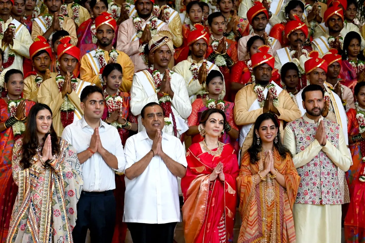 موكيش أمباني مع عائلته في حفل زفاف جماعي للأزواج المحرومين في ريلاينس كوربوريت بارك في نافي مومباي (Mukesh Ambani alongwith his family at a mass wedding ceremony of underprivileged couples at Reliance Corporate Park in Navi Mumbai). مصدر الصورة: Punit PARANJPE and Punit PARANJPE / AFP
