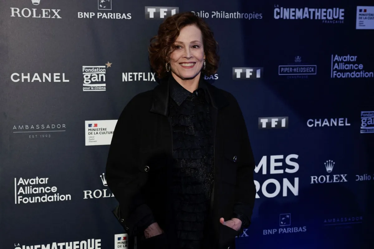 سيغورني ويفر في السينماتيك الفرنسية في باريس (Sigourney Weaver at the Cinematheque Francaise in Paris). مصدر الصورة: STEPHANE DE SAKUTIN / AFP