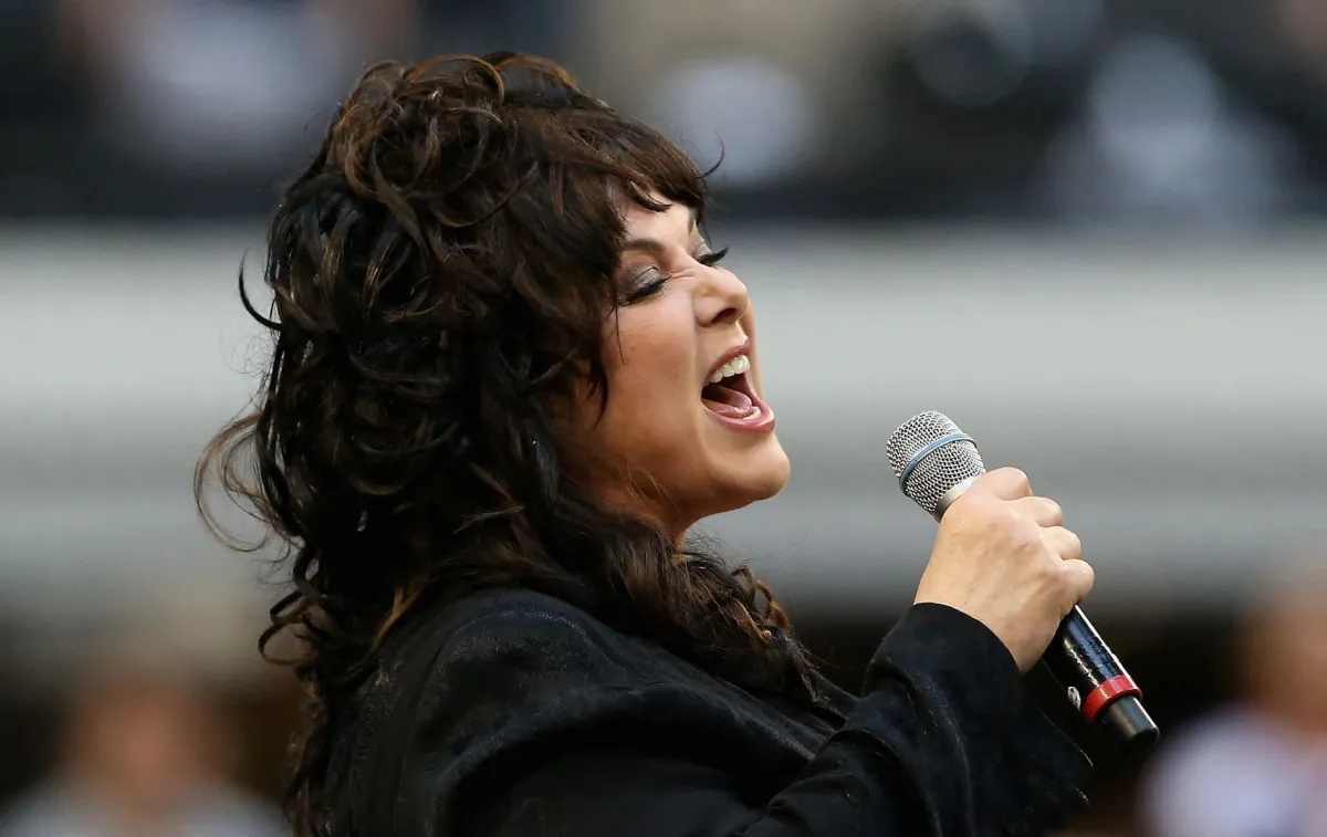 آن ويلسون في ملعب كاوبويز في أرلينغتون، تكساس (Ann Wilson at Cowboys Stadium in Arlington, Texas). مصدر الصورة: Ronald Martinez/Getty Images/AFP
