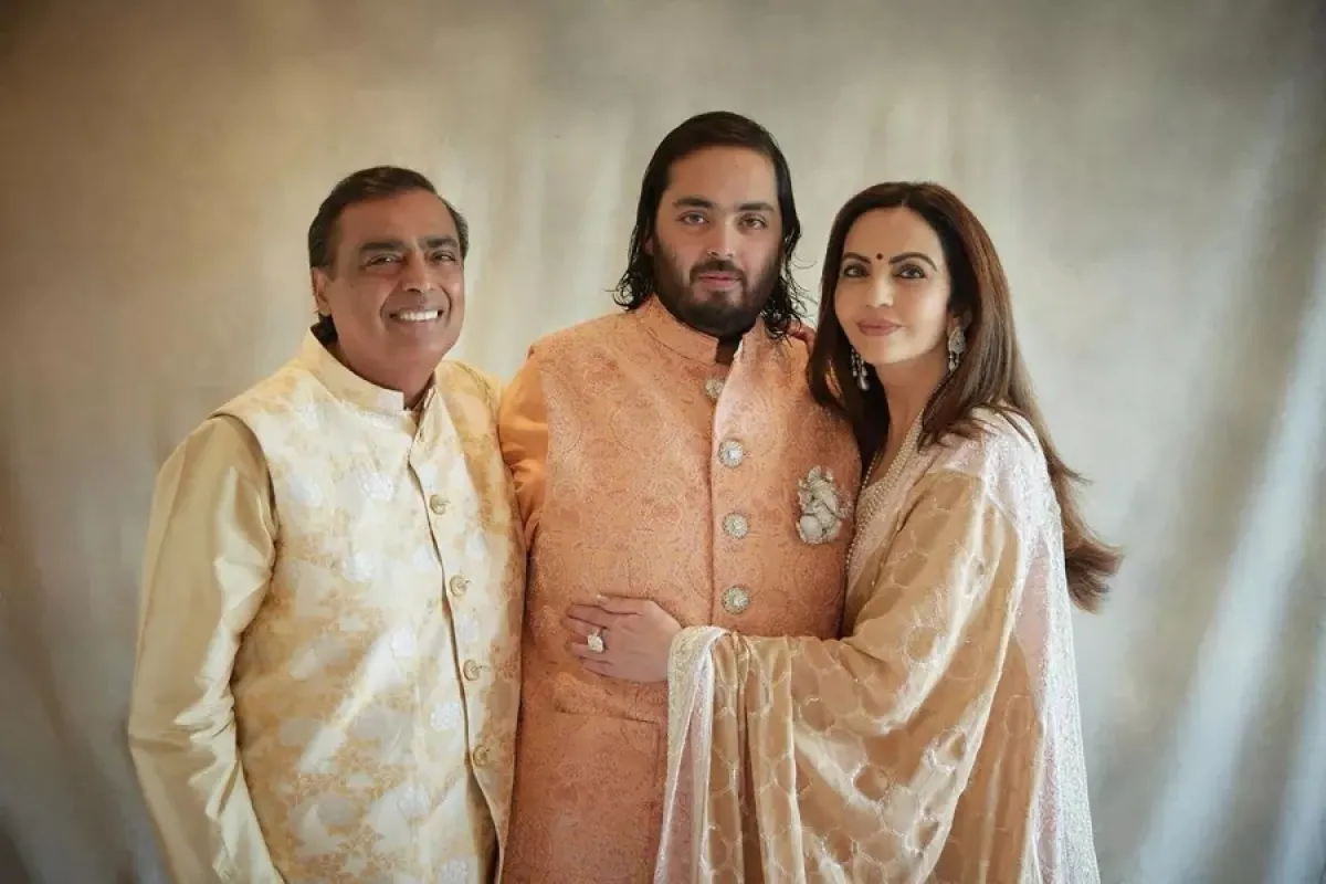 موكيش أمباني وزوجته نيتا أمباني مع ابنهما أنانت أمباني في جامناجار (Mukesh Ambani and his wife Nita Ambani with their son Anant Ambani in Jamnagar). مصدر الصورة: Reliance / AFP