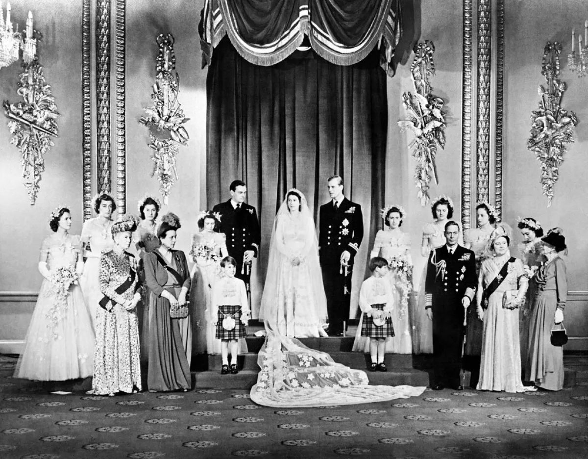 الملكة إليزابيث في حفل زفافها مع الوصيفات وبعض أفراد العائلة الملكية Members of the British Royal family and guests pose around Princess Elizabeth (future Queen Elizabeth II) (مصدر الصورة:  AFP)