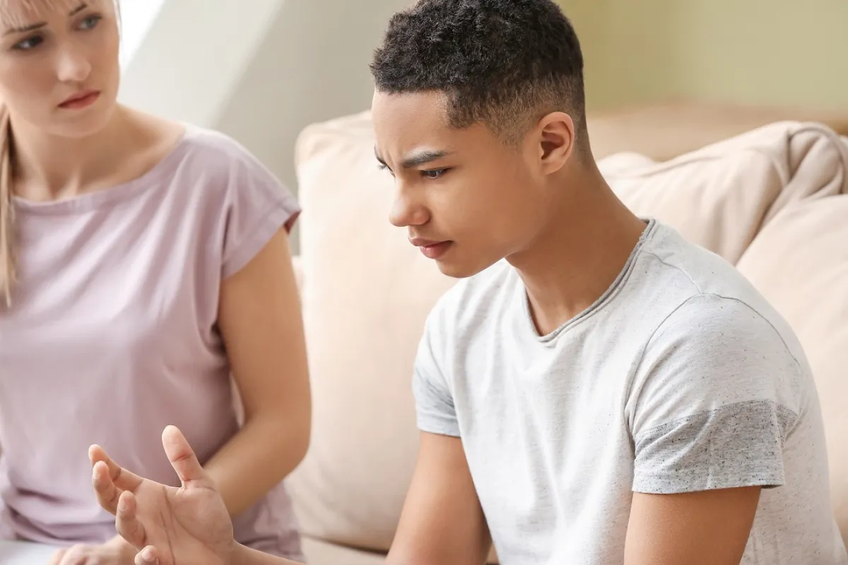 صورة لأم تتناقش وطفلها المراهق