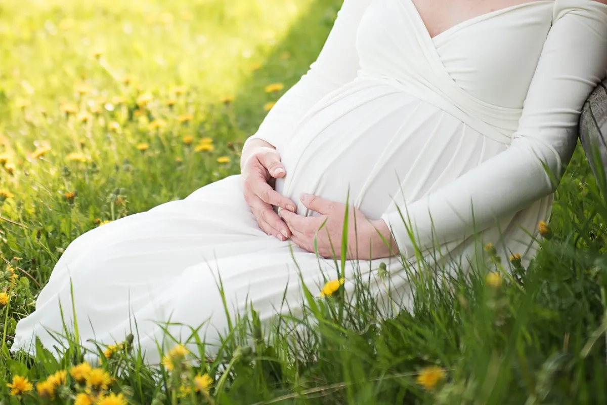 صورة لحامل تجلس في الظل