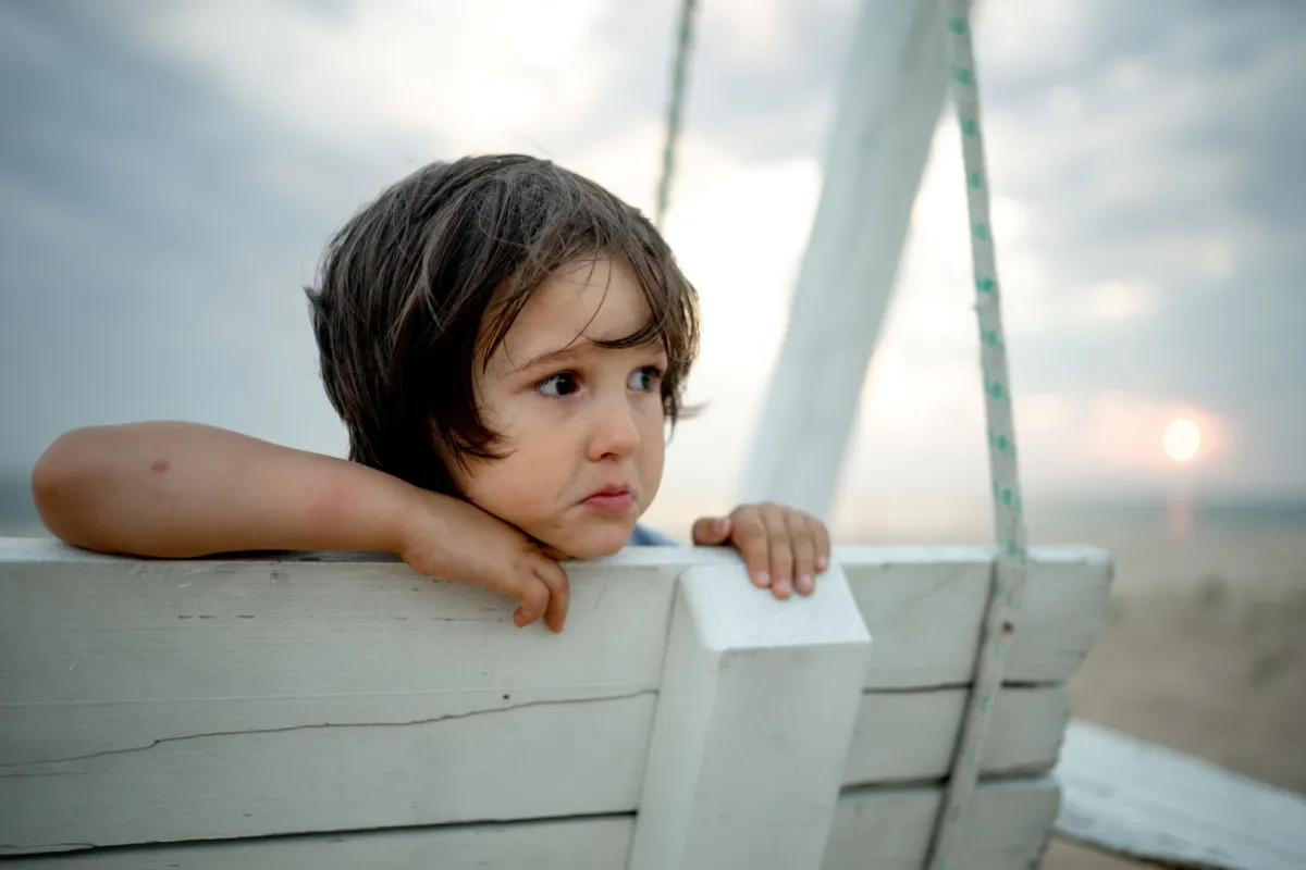 صورة طفل يشعر بالقلق