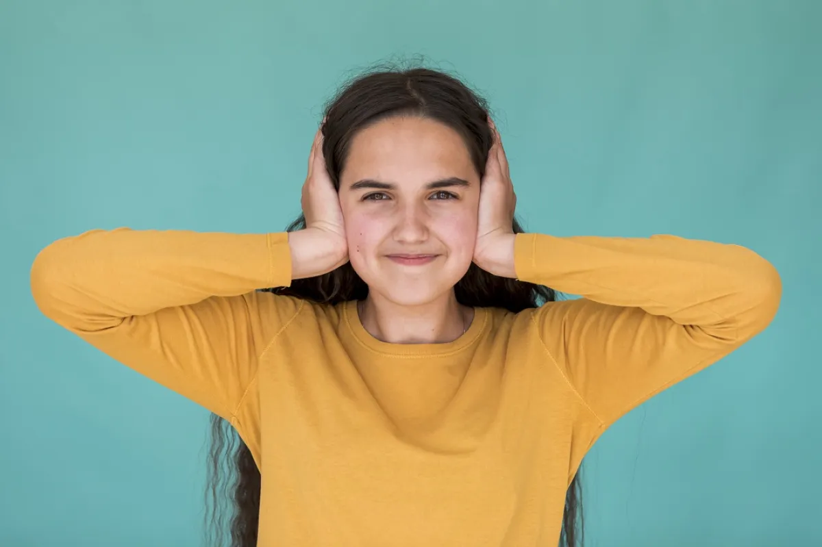 امرأة  تعاني من الصدمة السمعية