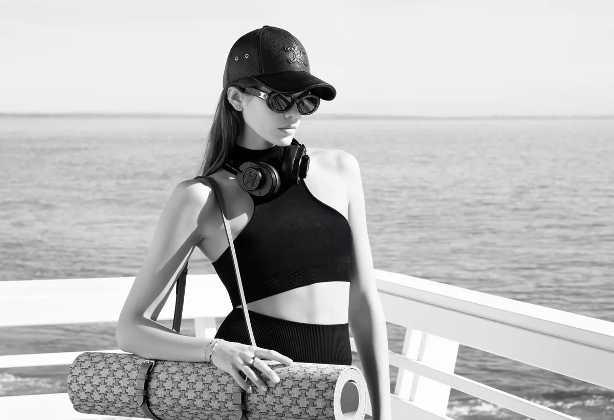 كايا جربير Kaia Gerber ترتدي أزياء رياضية من سيلين Celine- الصورة من الدار