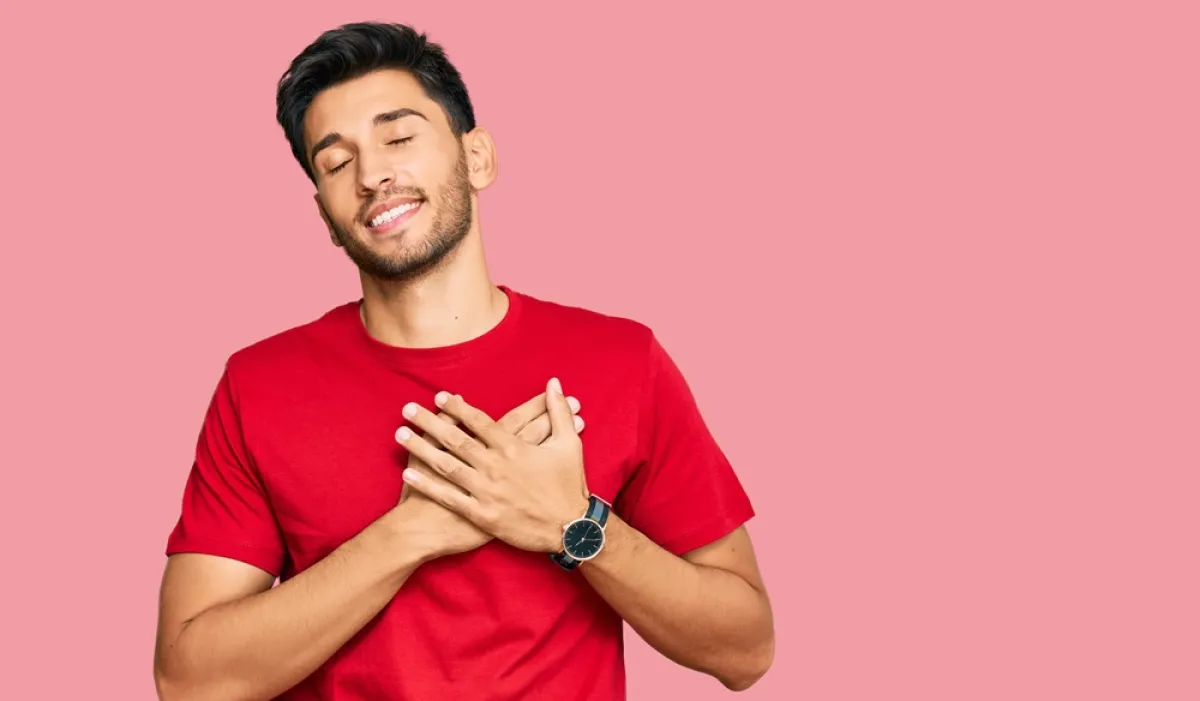 علامات حب الرجل للمرأة سراً