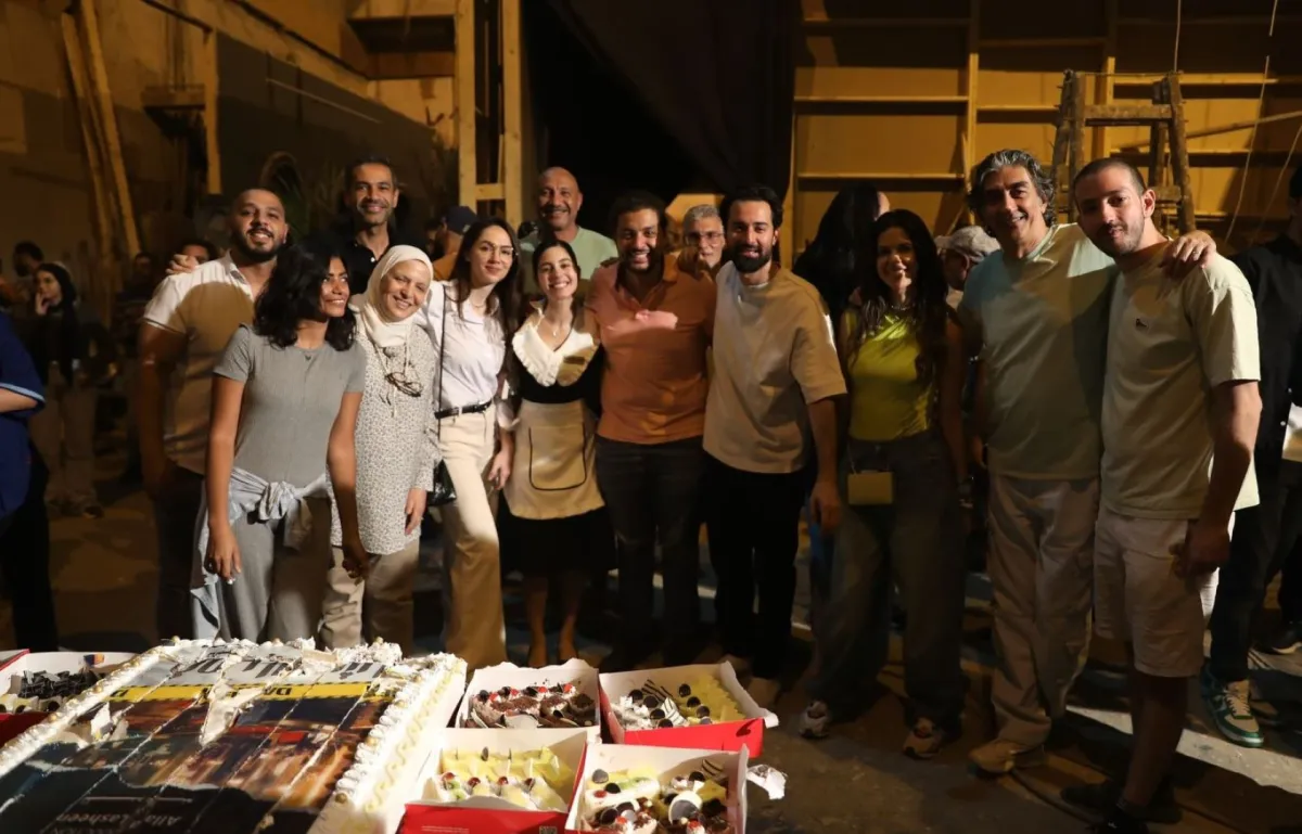 احتفال أبطال فيلم قصر الباشا بانتهاء تصويره -الصورة من المركز الإعلامي للفيلم