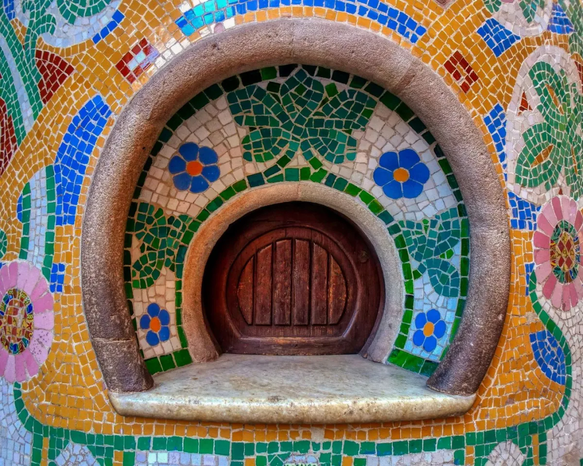 حوائط مزخرفة بفن الفسيفساء