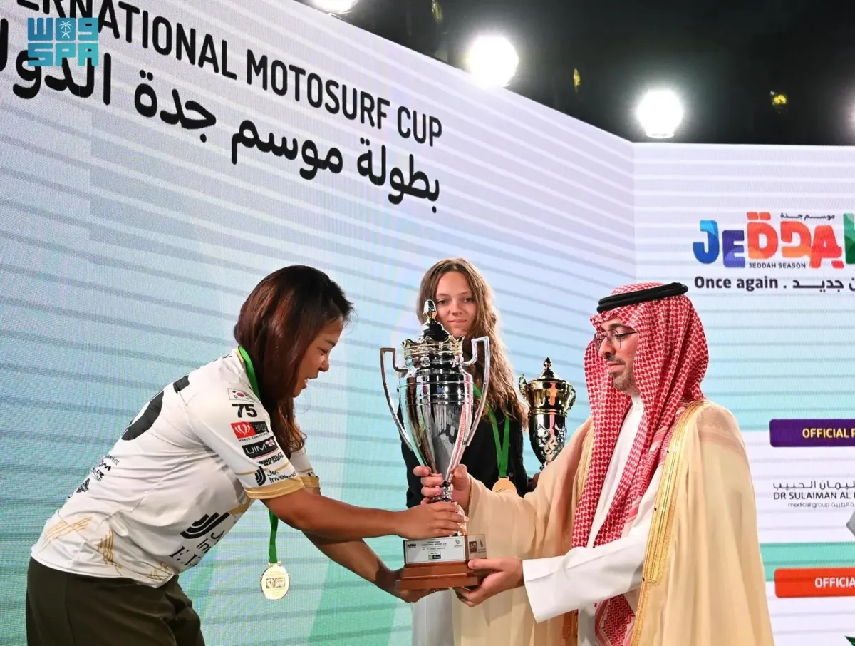 محافظ جدة يسلم كأس البطولة للفائزات. الصورة من was