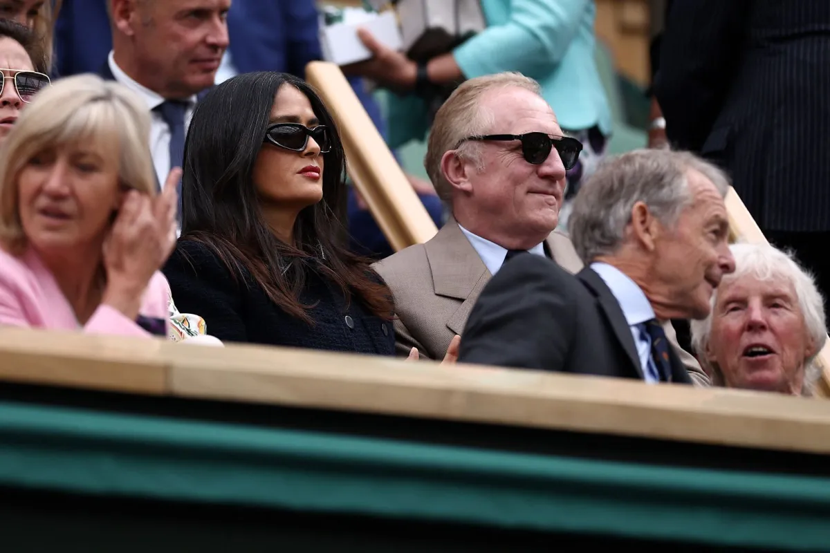 سلمى حايك وفرانسوا هنري بينولت في نادي All England Lawn للتنس والكروكيه في ويمبلدون، جنوب غرب لندن (Salma Hayek and François-Henri Pinault at The All England Lawn Tennis and Croquet Club in Wimbledon, southwest London). مصدر الصورة: HENRY NICHOLLS / AFP