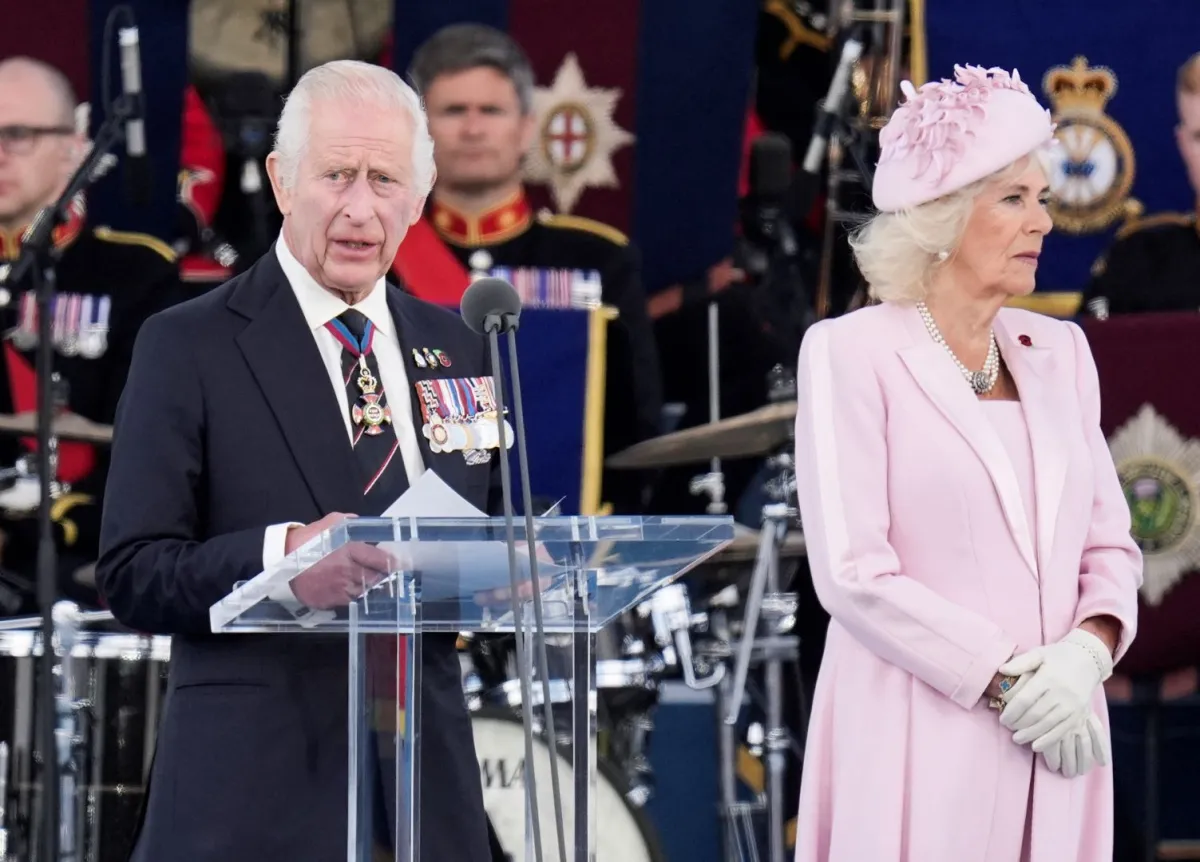 الملك تشارلز والملكة كاميلا في ساوث سي كومون، في بورتسموث، جنوب إنجلترا (King Charles and Queen Camilla in Southsea Common, in Portsmouth, southern England). مصدر الصورة: Andrew Matthews / POOL / AFP