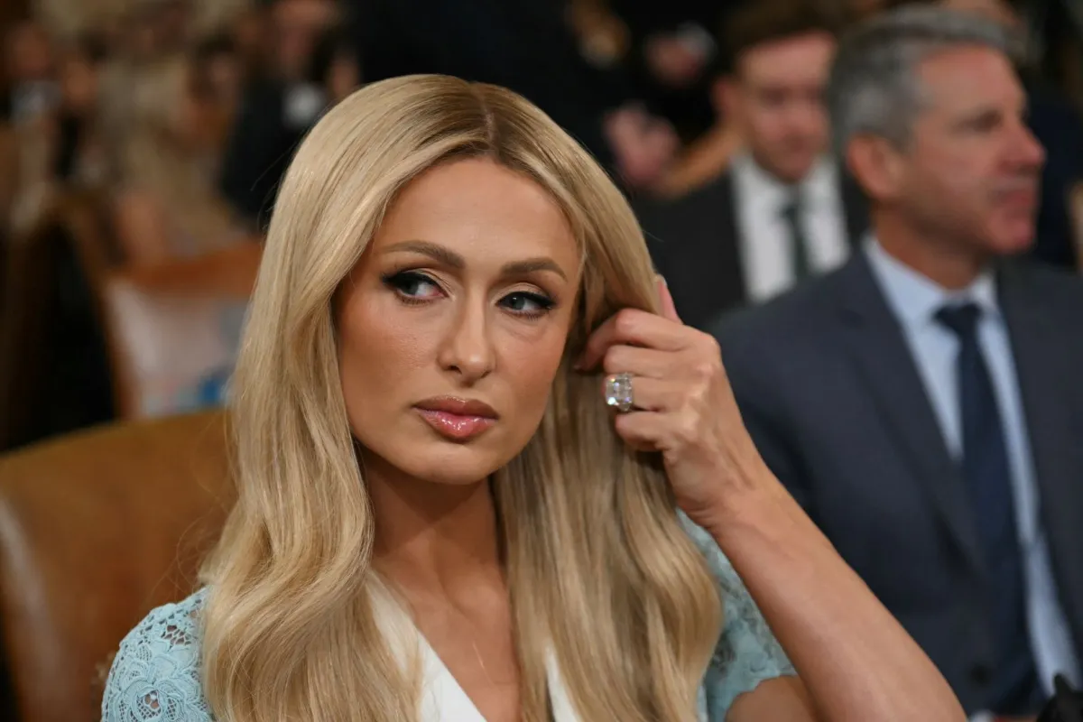باريس هيلتون في الكابيتول هيل في واشنطن العاصمة (Paris Hilton on Capitol Hill in Washington, DC). مصدر الصورة: Jim WATSON / AFP