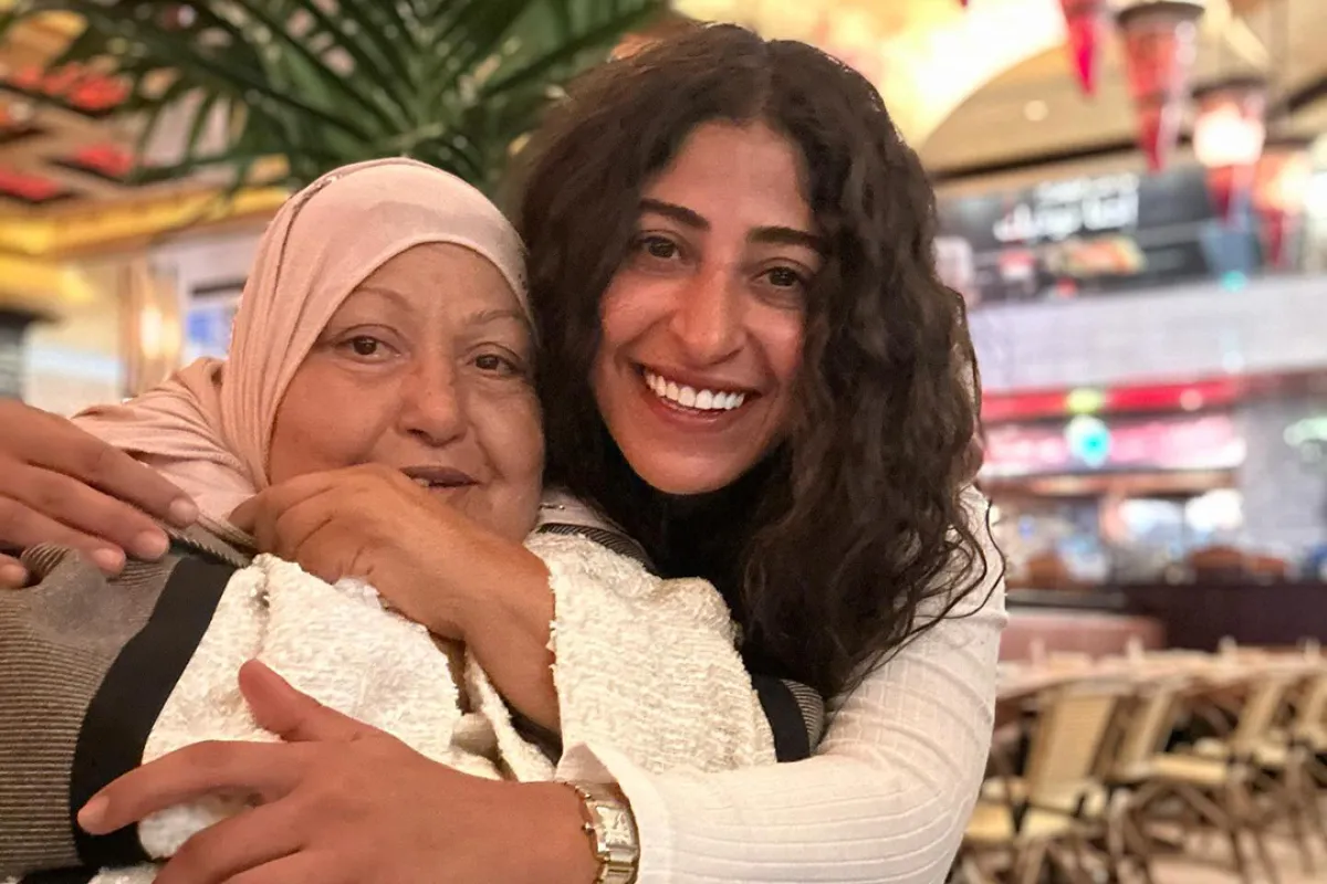 شجون الهاجري مع والدتها- الصورة من حسابها الخاص على إنستغرام