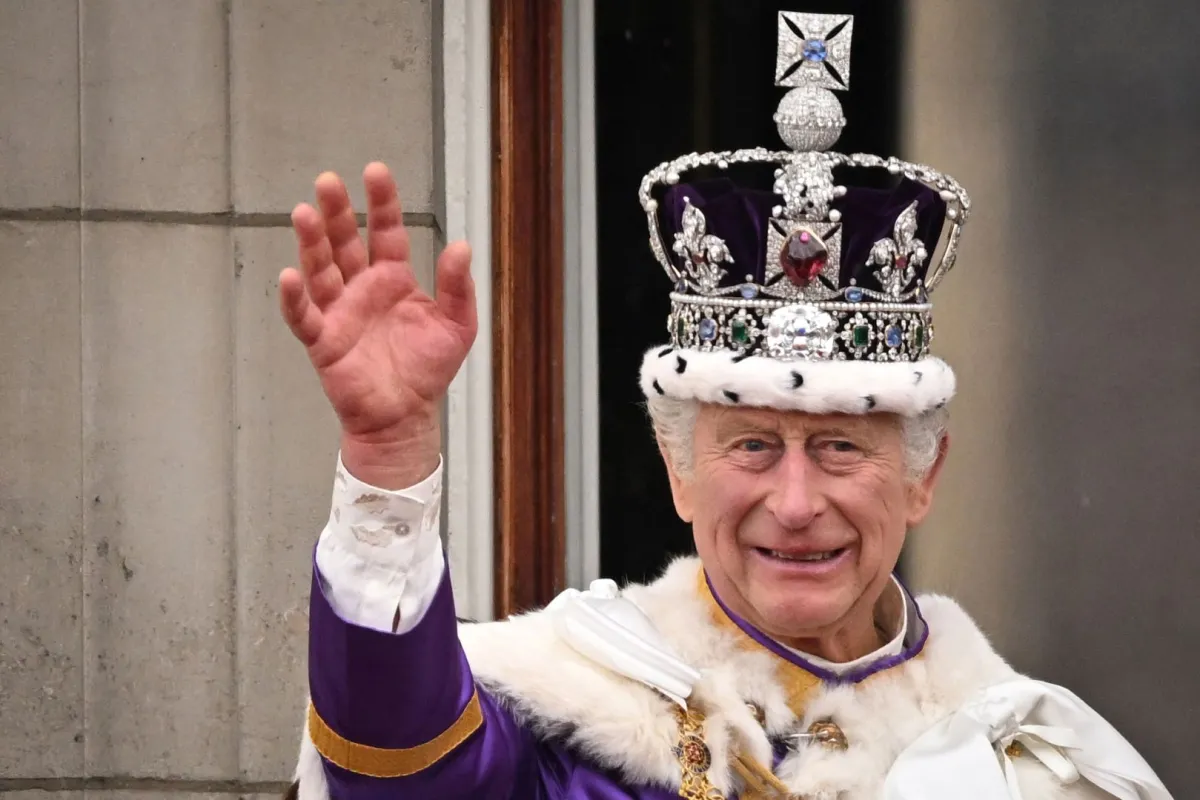 الملك تشارلز الثالث يرتدي التاج الإمبراطوري